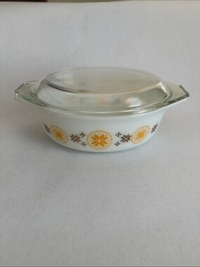 Pyrex Snowflake Town & Country oval casserole dish with clear lid. 1 1/2QT